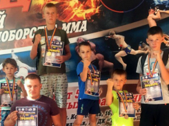 Юные новочеркасские спортсмены завоевали 5 медалей на турнире по смешанным единоборствам