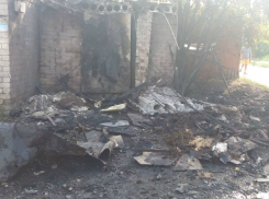 В Новочеркасске загорелась несанкционированная свалка на улице Майской