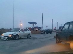 В столкновении двух автомобилей возле заправки в Новочеркасске пострадал один человек
