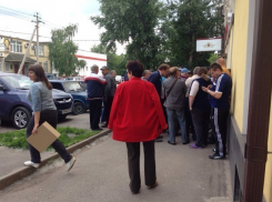 В Новочеркасске у офиса страховой компании собралась огромная очередь