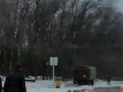 Оторвавшийся военный прицеп вылетел на встречку, ударил иномарку и снес остановку под Новочеркасском