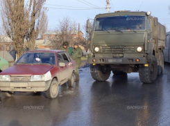 В Новочеркасске военный грузовик помял ВАЗ