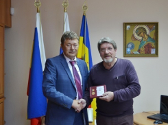 Почетному гражданину Новочеркасска и благотворителю Анатолию Пониделко вручили памятный знак