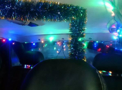 В Новочеркасске таксист украсил свою машину к Новому году 