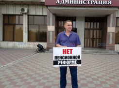К одиночным пикетам против повышения пенсионного возраста присоединился новочеркасский депутат