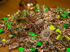 В соседнем с Новочеркасском аэропорту задержали пассажирку с контрабандной «ювелиркой»