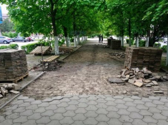 В Новочеркасске сняли тротуарную плитку с проспекта Платовского 