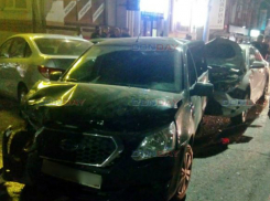 В Новочеркасске неуправляемая иномарка снесла четыре автомобиля, оставив после себя груду искореженного металла 