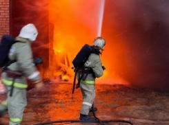 Пожар произошел в одноэтажном магазине поселка Персиановский под Новочеркасском