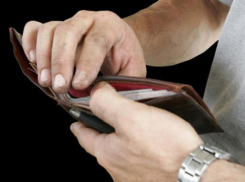 В Новочеркасске отец обокрал родную дочь