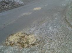 Фотофакт: в Новочеркасске латают ямы на дорогах по снегу и грязи