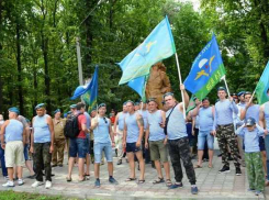 Показательные выступления, каша и митинг: в Новочеркасске отметили День ВДВ