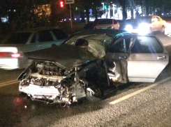 Пугающая авария с пострадавшими в Новочеркасске попала на видео