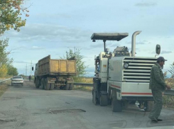 В Новочеркасске ремонтируют дорогу в микрорайон Луговой