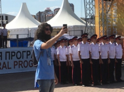 Кадеты из Новочеркасска показали иностранцам традиционный донской танец и фланкировку казачьей шашкой