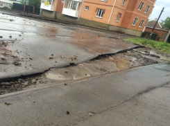 Ливень смыл асфальт с проезжей части