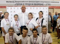 Восьмиклассница из Новочеркасска отжалась 38 раз, сделала разгибание пресса 54 раза, проплыла 50 метров за 48 секунд и удостоилась золотого значка ГТО