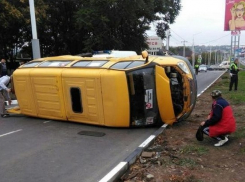 Недалеко от Новочеркасска перевернулась маршрутка с пассажирами