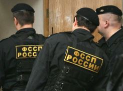 Огромную сумму обязали выплатить новочеркасского должника перед выездом за рубеж