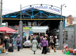 Жители Новочеркасска жалуются на незаконный сбор денег за парковку возле Азовского рынка