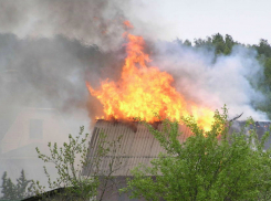 13 минут тушили огнеборцы объятую пламенем дачу под Новочеркасском