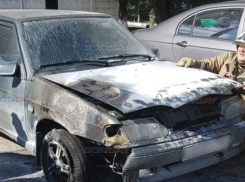 В Новочеркасске таинственный пироман поджег машину возле проходной НЭВЗа
