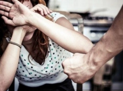  В Новочеркасске неизвестный посреди улицы жестоко избил девушку