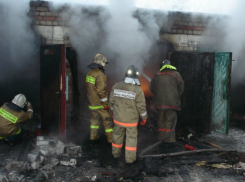 Автомобиль сгорел при сильном пожаре в Новочеркасске