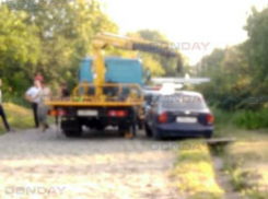 В Новочеркасске сотрудникам ГИБДД пришлось вызволять пьяного водителя из канавы