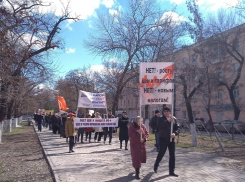 Сотни новочеркасцев вышли на митинг против пенсионной реформы, роста цен и нового формата выборов глав муниципалитетов