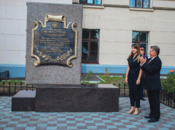 Памятник новочеркасскому политеху открыли около главного корпуса университета