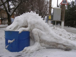 Новочеркасский пожарный продолжил серию скульптур из снега и льда