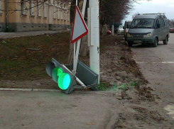 От порывистого ветра в Новочеркасске падают светофоры и знаки