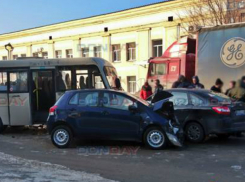 Нетерпеливая автоледи за рулем «Тойоты» пошла на таран маршрутки в Новочеркасске