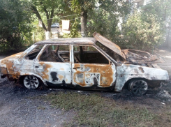 Один автомобиль сгорел, и два пострадало в Казачьих лагерях под Новочеркасском