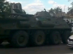 Бронетранспортер без тормозов вылетел на встречную полосу на спуске Герцена в Новочеркасске