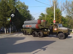 Внушительную военную технику на улицах Новочеркасска сняли на видео восторженные горожане 