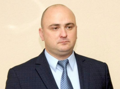 В Новочеркасске начальник службы, задолжавшей миллионы, живет на 108 тысяч рублей в день