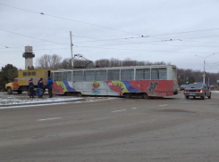 В Новочеркасске трамвай сошел с рельсов на площади Юбилейной