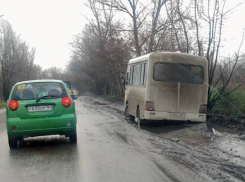 В Новочеркасске маршрутка, пытаясь объехать пробку по обочине, застряла в грязи