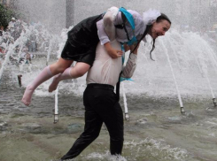 В Новочеркасске со школой попрощались 703 ученика