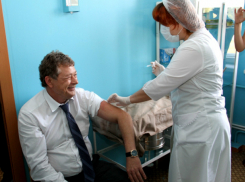 Рабочий визит Киргинцева в больницу Новочеркасска закончился для мэра прививкой