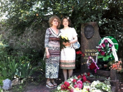 Новочеркасцы в годовщину смерти писателя Анатолия Калинина возложили цветы к его могиле