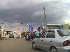 За две недели в Ростовскую область прибыли более 100 тысяч жителей Украины. Видео