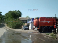 В Новочеркасске охваченную огнем шиномонтажку тушили два пожарных расчета