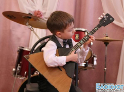 В Новочеркасске ученики детской музыкальной школы устроили концерт для малышей