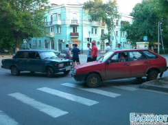 В Новочеркасске два автомобиля не поделили перекресток – один человек пострадал