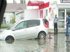 В Новочеркасске в затопленную ливневку за неделю попал третий автомобиль