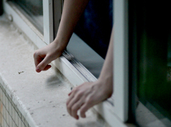 Жительница Новочеркасска вывалилась из окна шестого этажа