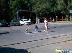 В Новочеркасске на улице Первомайской напротив детской больницы устанавливают светофор